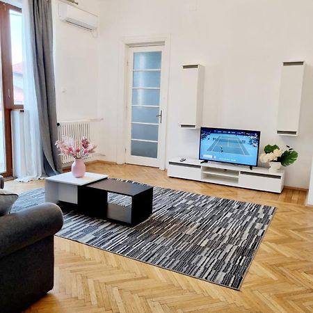 Cozy Apartment Near City Center Bukarest Exteriör bild
