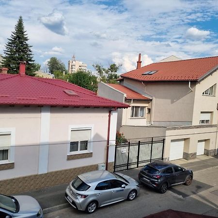 Cozy Apartment Near City Center Bukarest Exteriör bild
