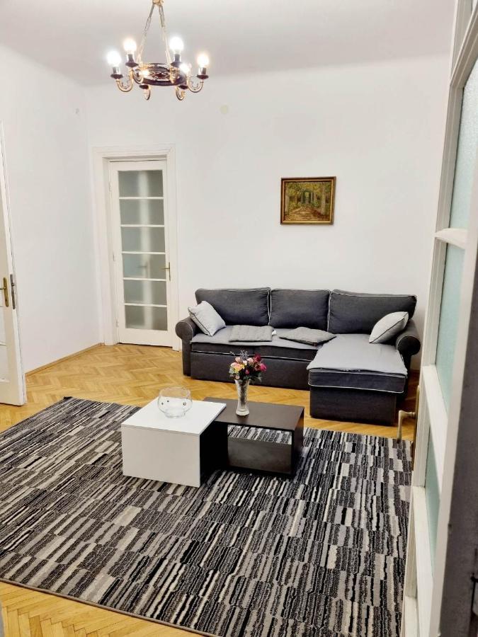 Cozy Apartment Near City Center Bukarest Exteriör bild