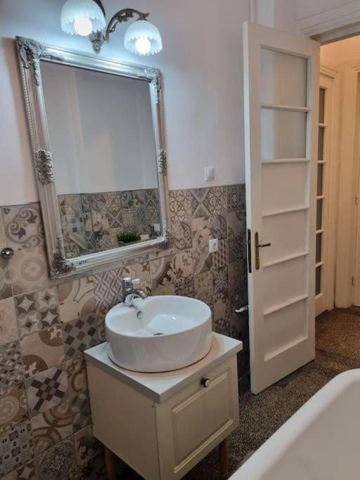 Cozy Apartment Near City Center Bukarest Exteriör bild