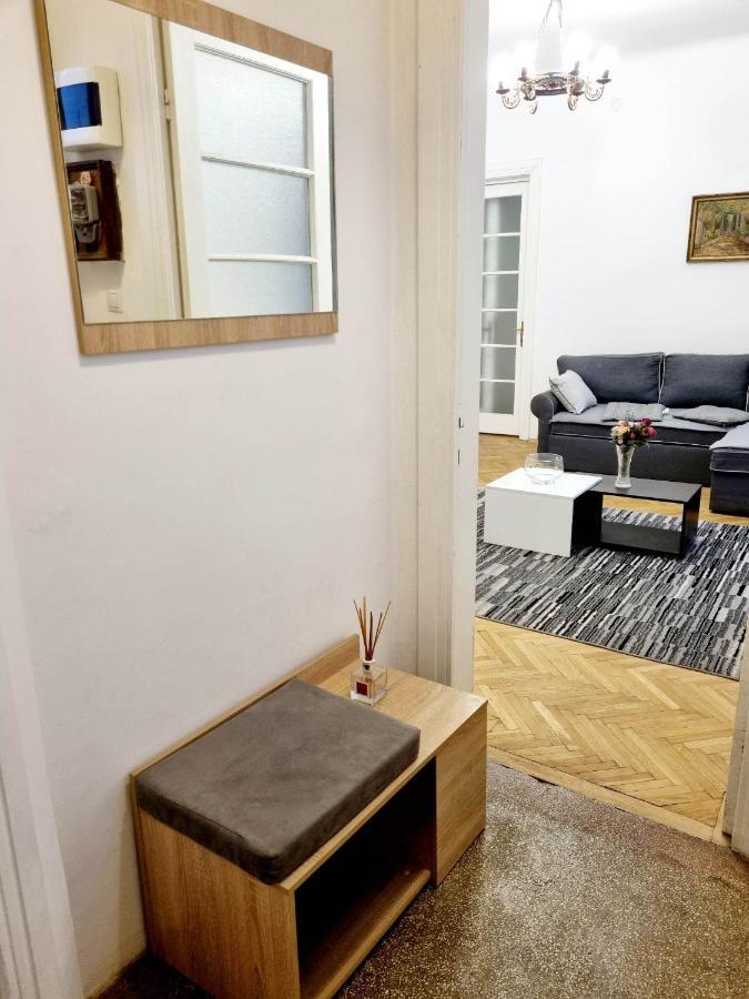 Cozy Apartment Near City Center Bukarest Exteriör bild