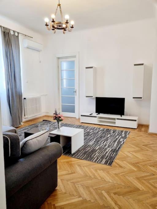 Cozy Apartment Near City Center Bukarest Exteriör bild