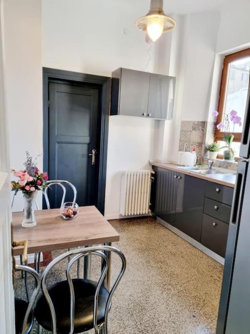 Cozy Apartment Near City Center Bukarest Exteriör bild