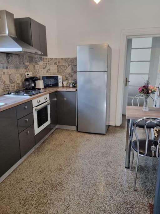 Cozy Apartment Near City Center Bukarest Exteriör bild