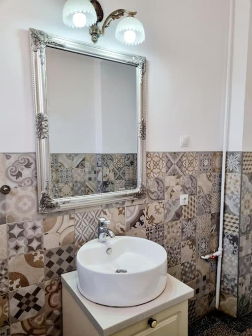 Cozy Apartment Near City Center Bukarest Exteriör bild