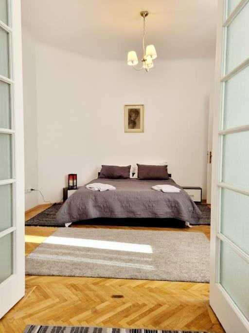 Cozy Apartment Near City Center Bukarest Exteriör bild