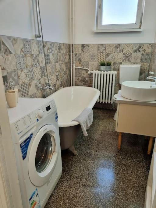 Cozy Apartment Near City Center Bukarest Exteriör bild