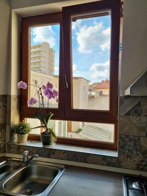 Cozy Apartment Near City Center Bukarest Exteriör bild