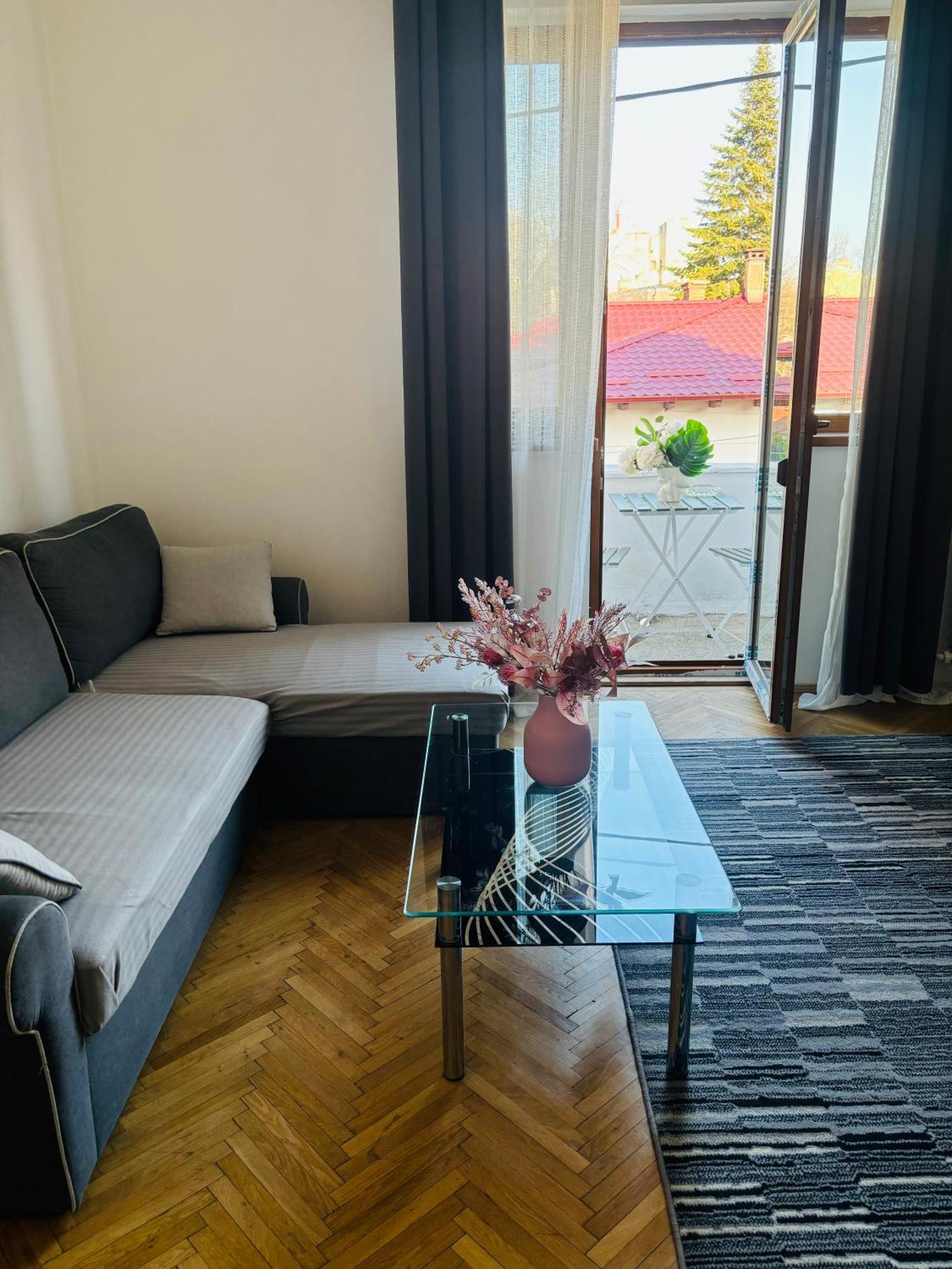 Cozy Apartment Near City Center Bukarest Exteriör bild