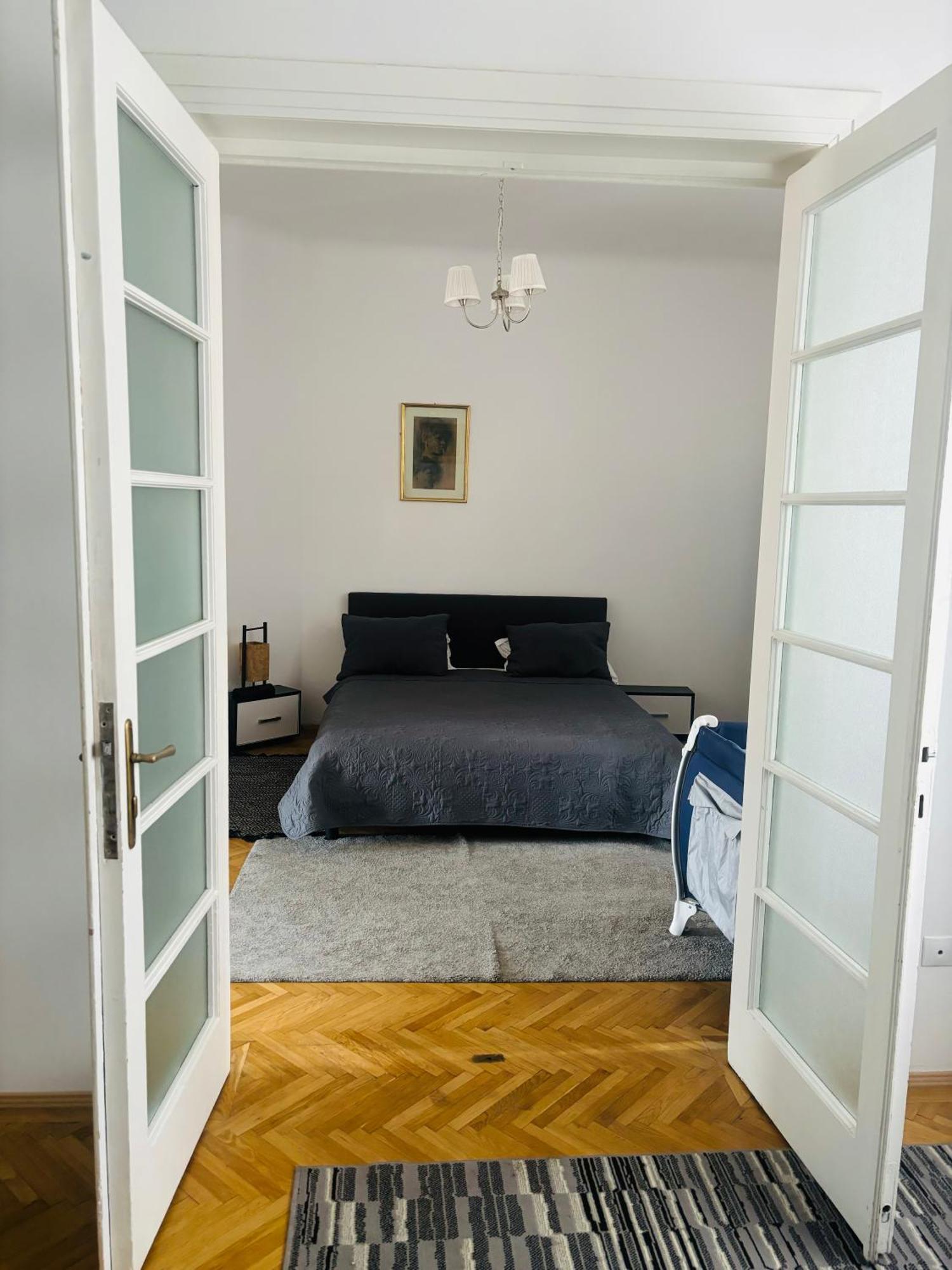 Cozy Apartment Near City Center Bukarest Exteriör bild