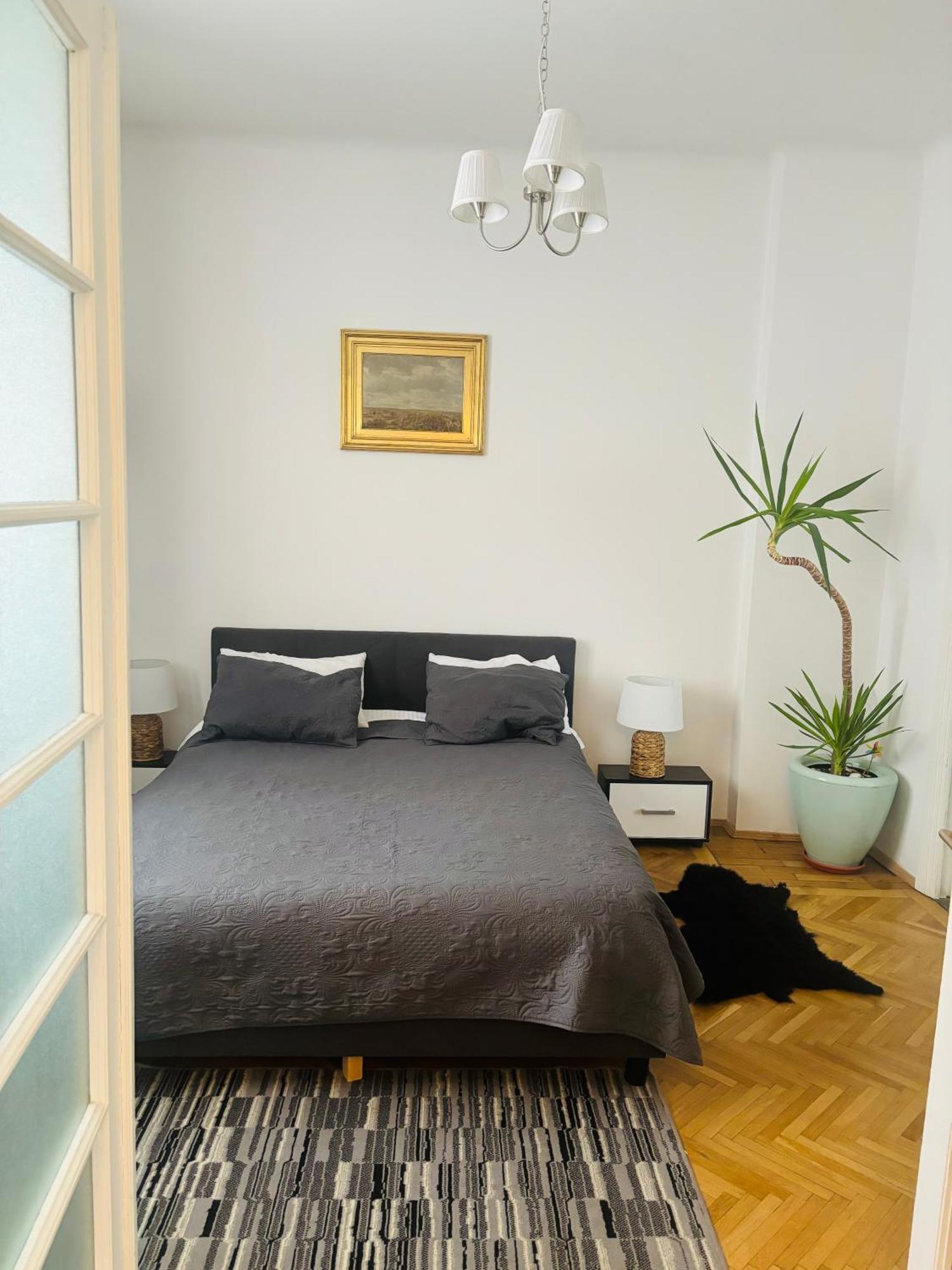 Cozy Apartment Near City Center Bukarest Exteriör bild