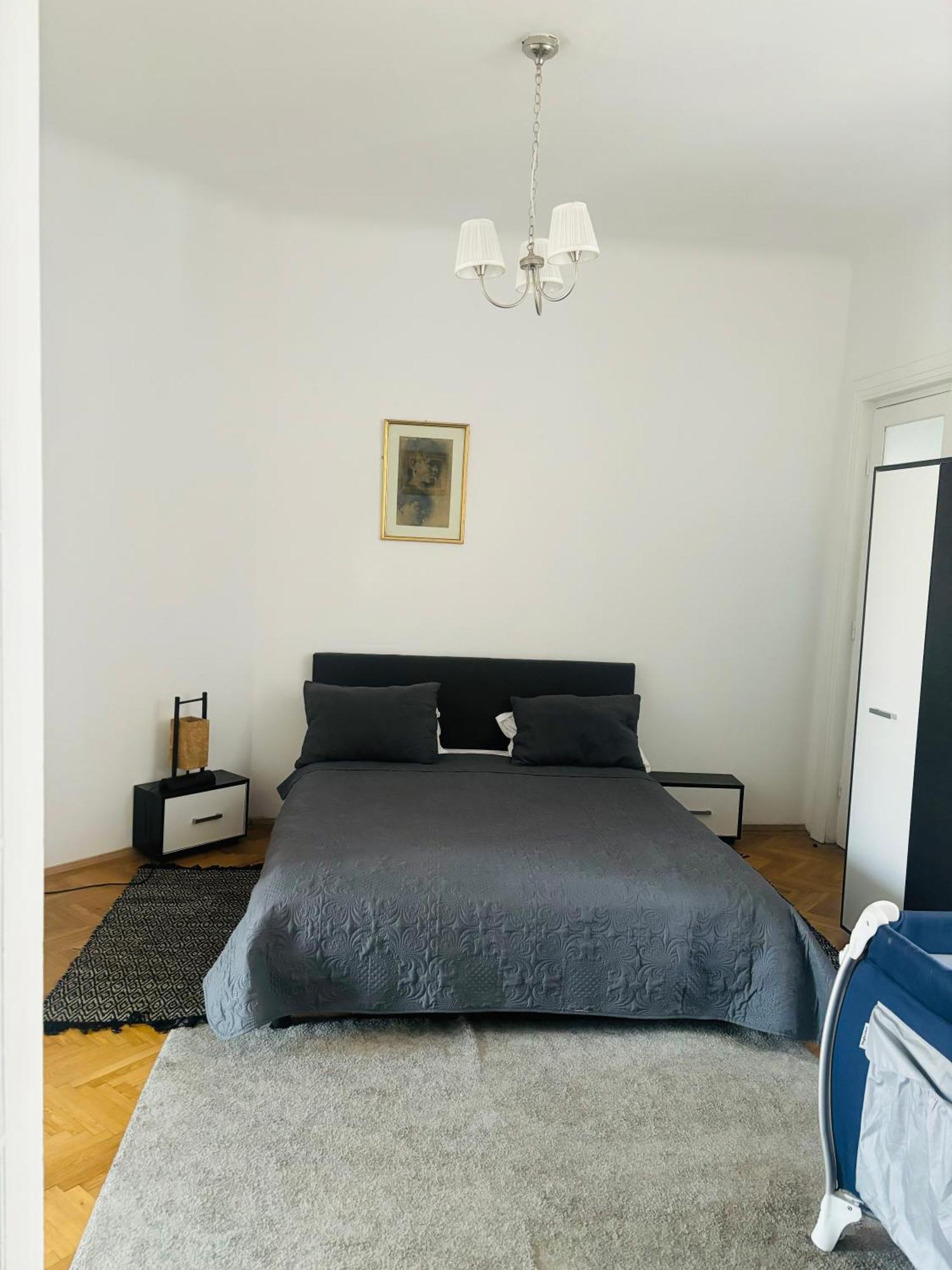 Cozy Apartment Near City Center Bukarest Exteriör bild