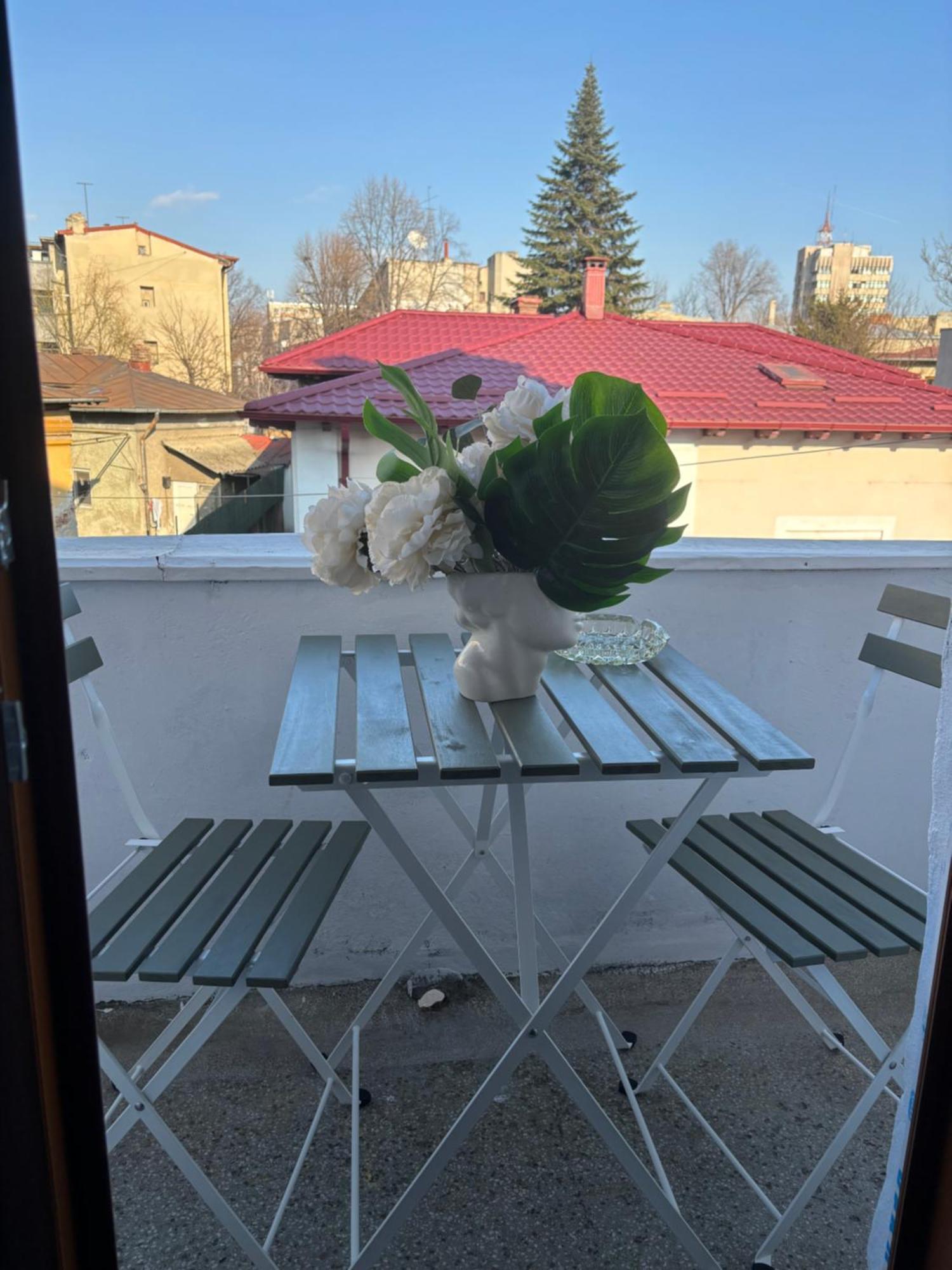 Cozy Apartment Near City Center Bukarest Exteriör bild