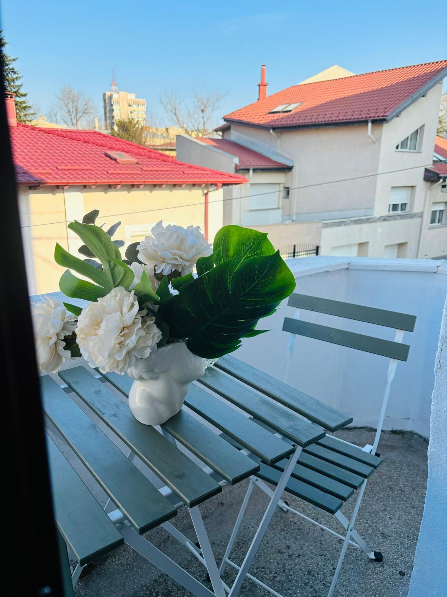 Cozy Apartment Near City Center Bukarest Exteriör bild