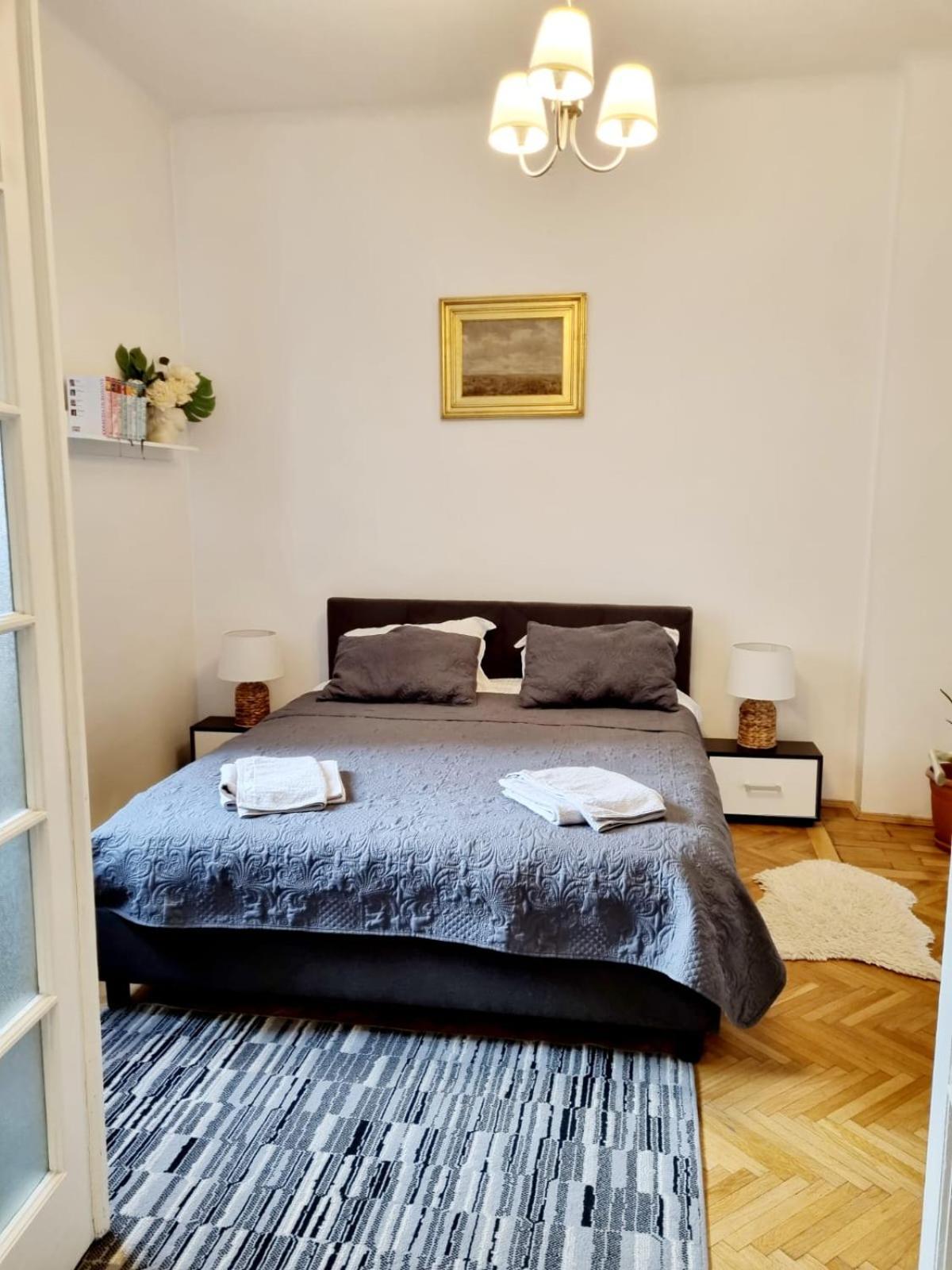 Cozy Apartment Near City Center Bukarest Exteriör bild