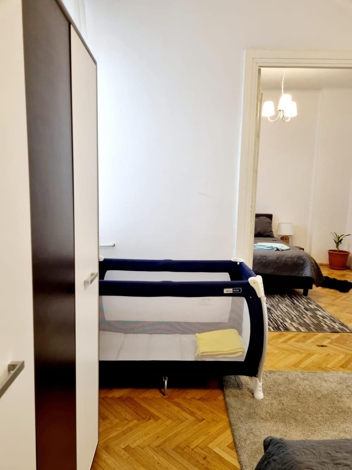 Cozy Apartment Near City Center Bukarest Exteriör bild