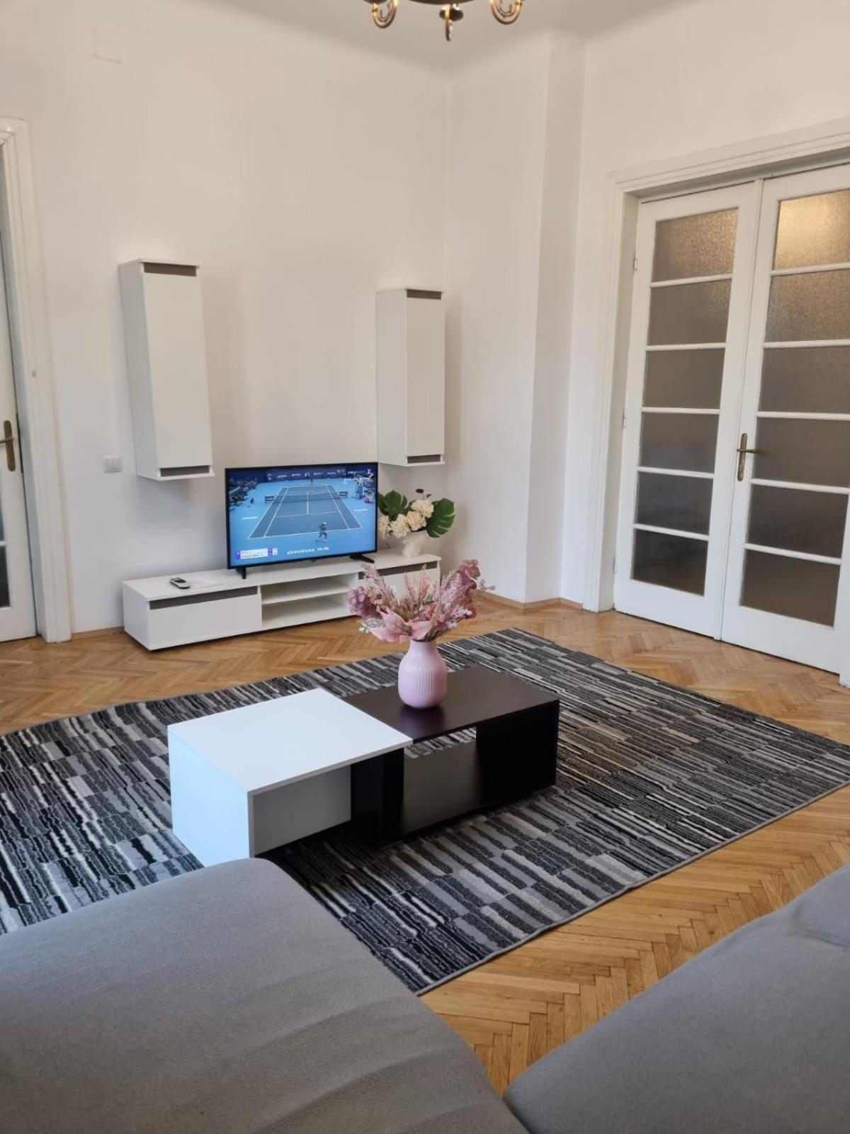 Cozy Apartment Near City Center Bukarest Exteriör bild