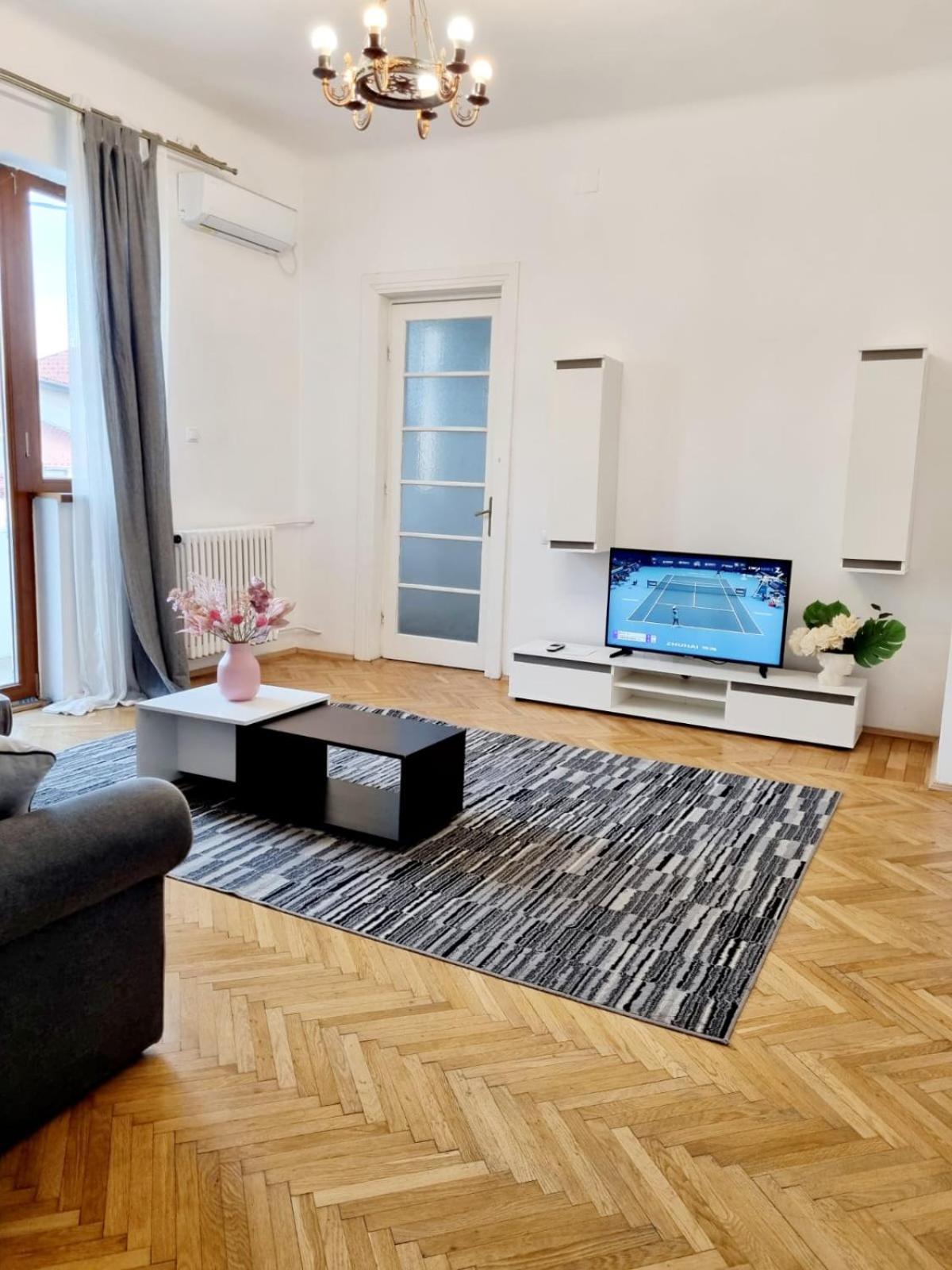 Cozy Apartment Near City Center Bukarest Exteriör bild