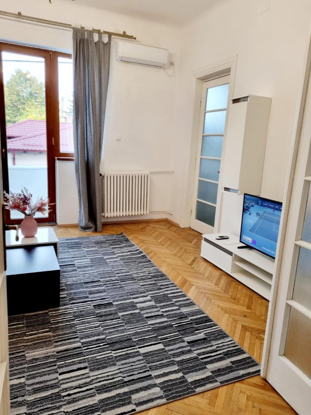 Cozy Apartment Near City Center Bukarest Exteriör bild