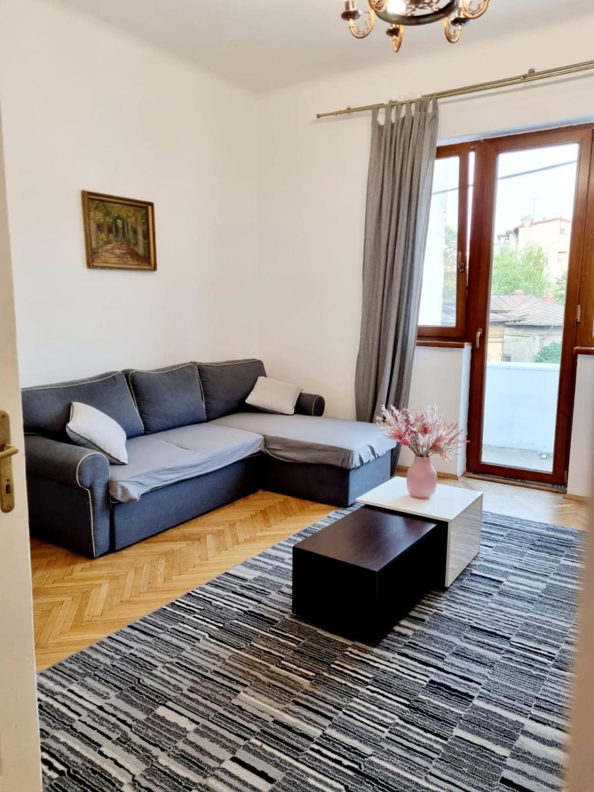 Cozy Apartment Near City Center Bukarest Exteriör bild