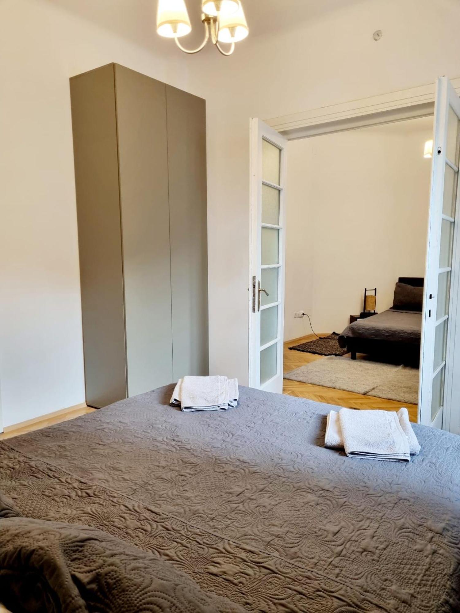 Cozy Apartment Near City Center Bukarest Exteriör bild
