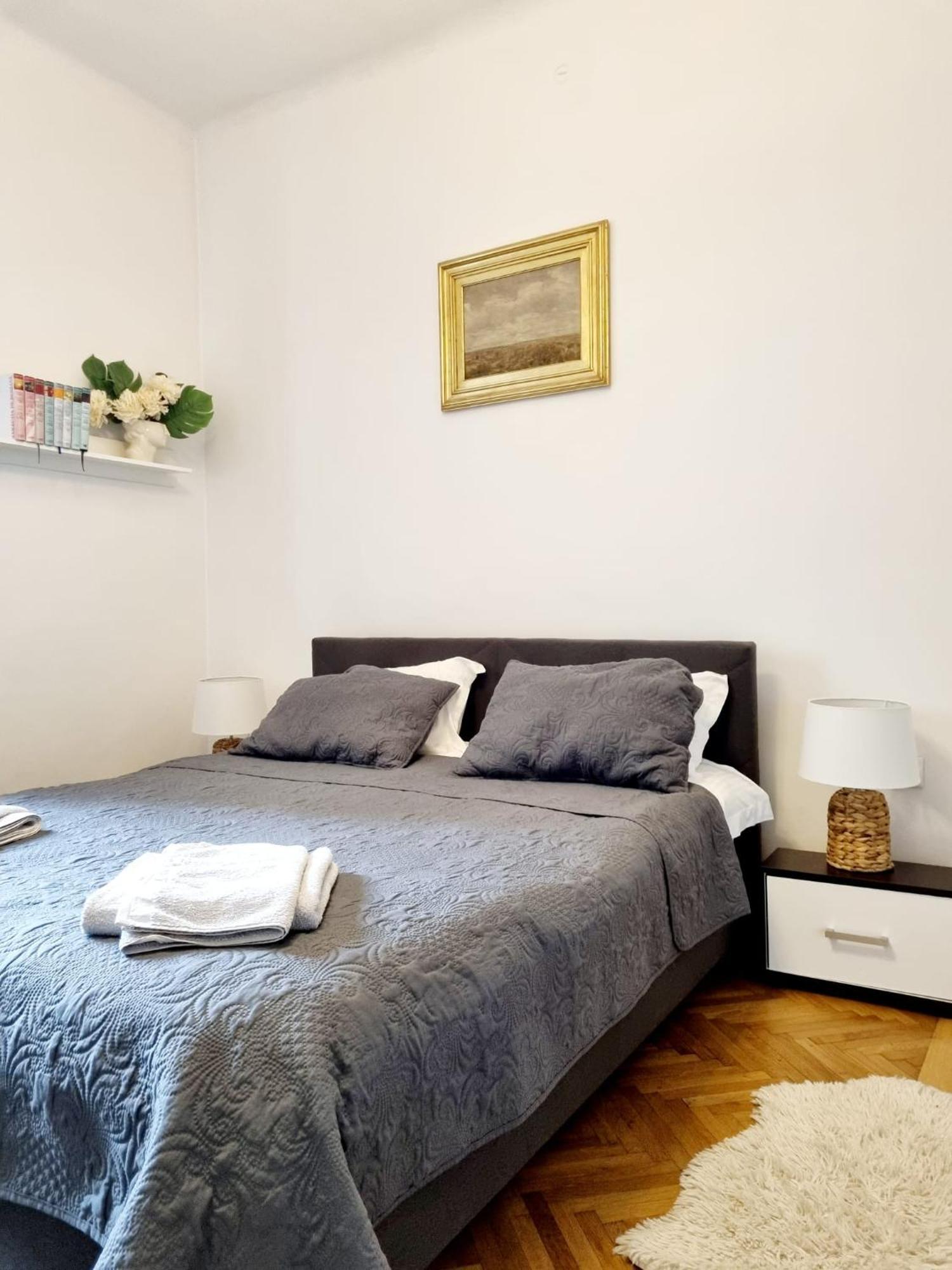 Cozy Apartment Near City Center Bukarest Exteriör bild