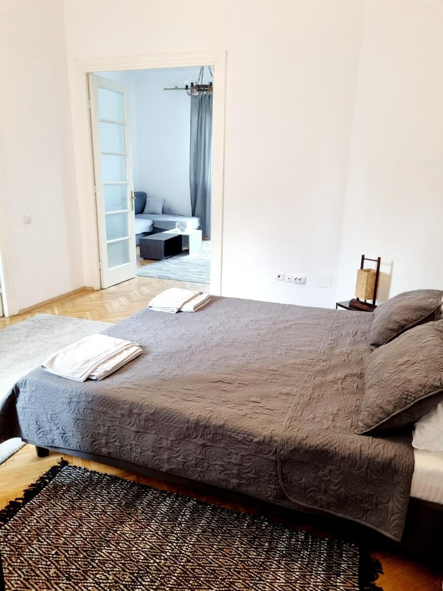 Cozy Apartment Near City Center Bukarest Exteriör bild