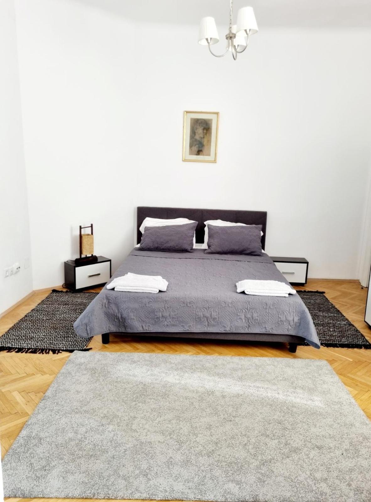 Cozy Apartment Near City Center Bukarest Exteriör bild