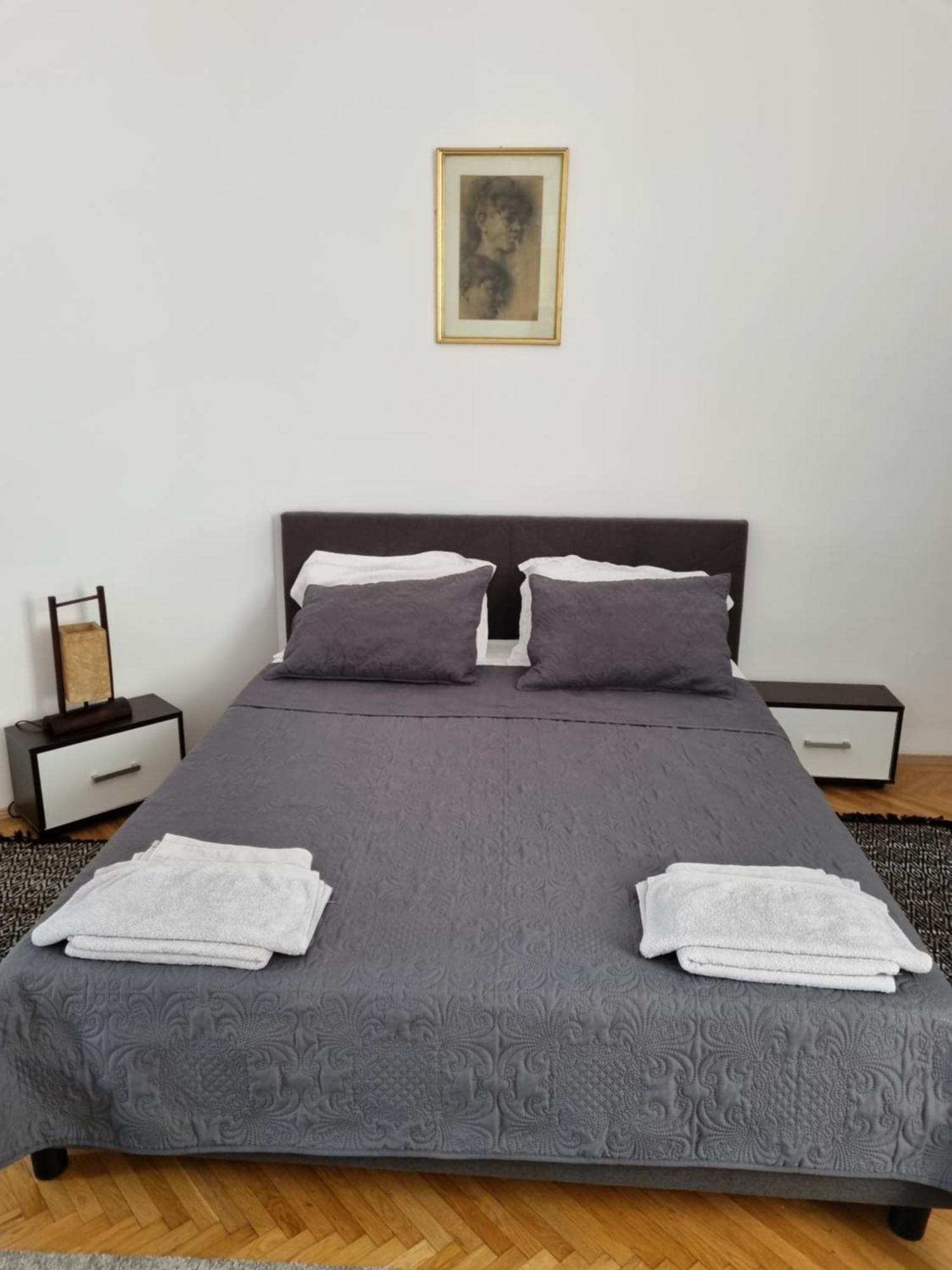 Cozy Apartment Near City Center Bukarest Exteriör bild